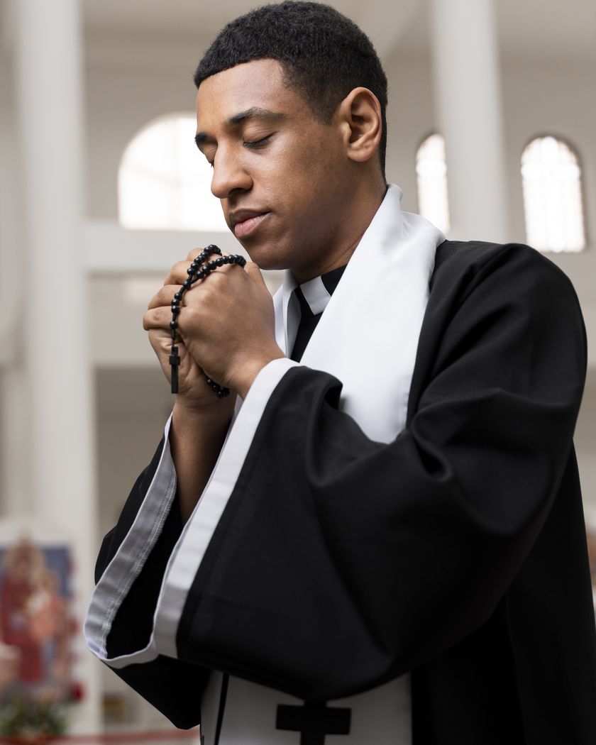 Un officiant en prière, dans un moment de recueillement