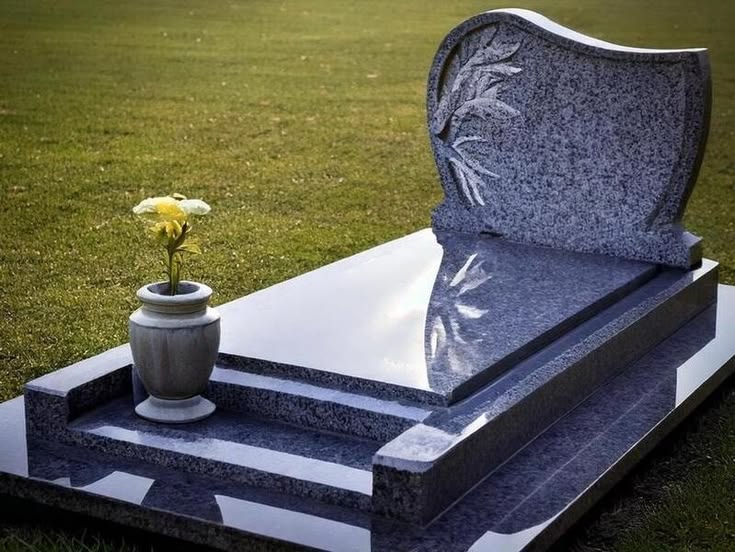 Monument funéraire en pierre avec une lanterne du souvenir
