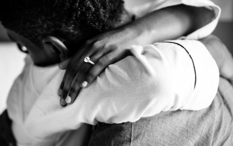 Deux personnes s'enlaçant avec émotion lors de retrouvailles